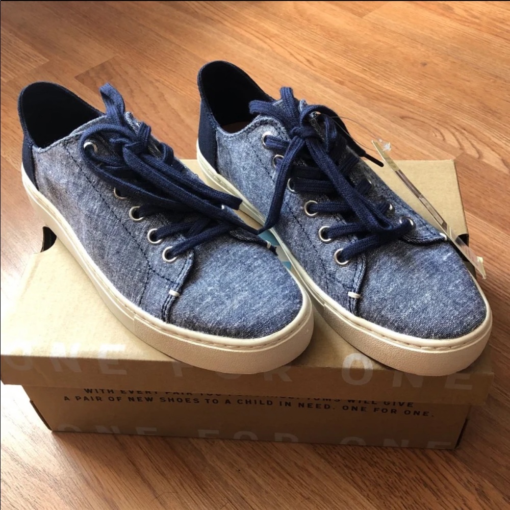 Nwb women’s Toms